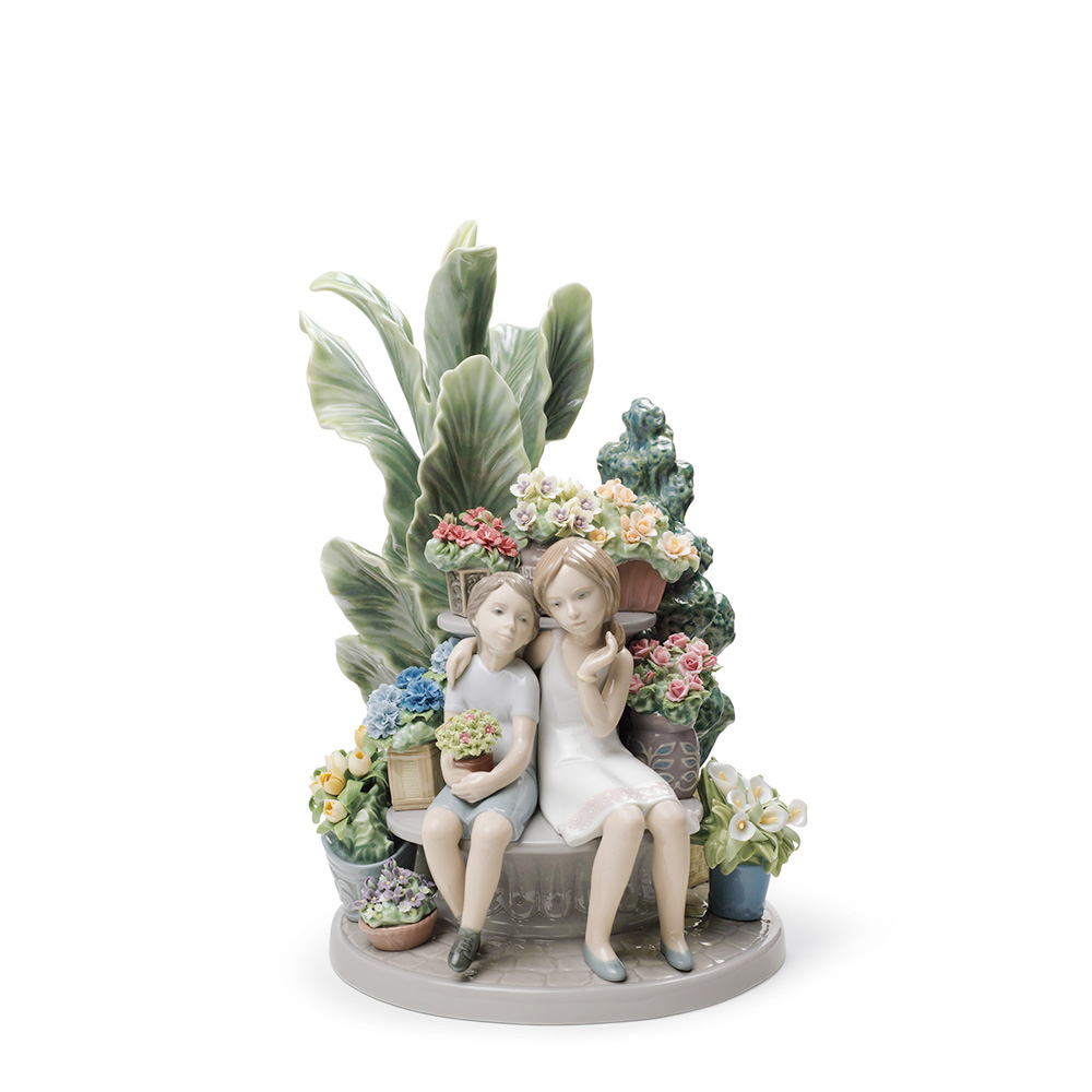 Статуэтка "Секретничая в парке" 30 x 19см серии Childhood & Fairy Tales "In my garden" Lladro