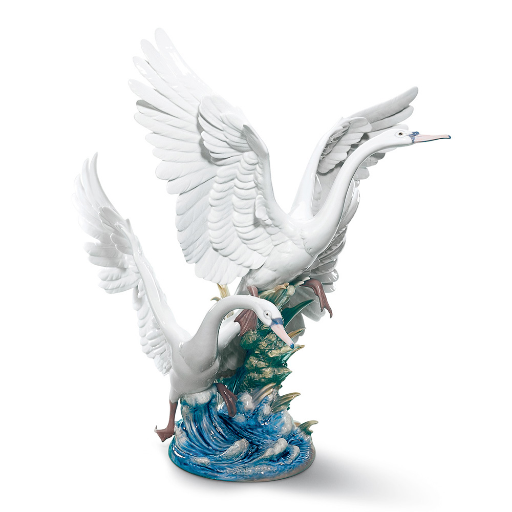 Статуэтка "Лебеди взлетают" 65 x 70см от Animal Kingdom "In the pond" Lladro
