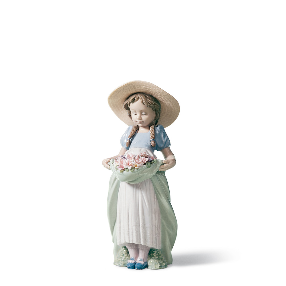 Статуэтка "Щедрое цветение" 24 x 13см серии Childhood & Fairy Tales "In my garden" Lladro